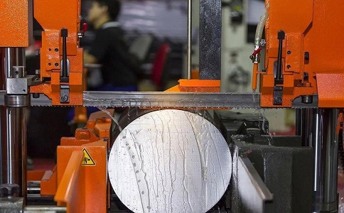 南明立式金属带锯床切削出现跑带故障解决方法！